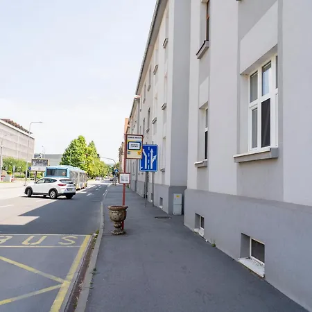 Business & Family Letna * קושיצה